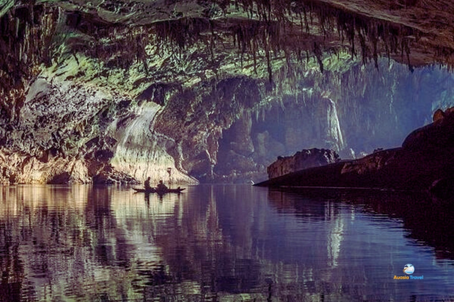 Boat trip inside Tham Kong Lo Cave Laos with limestone karsts – Auasia Travel